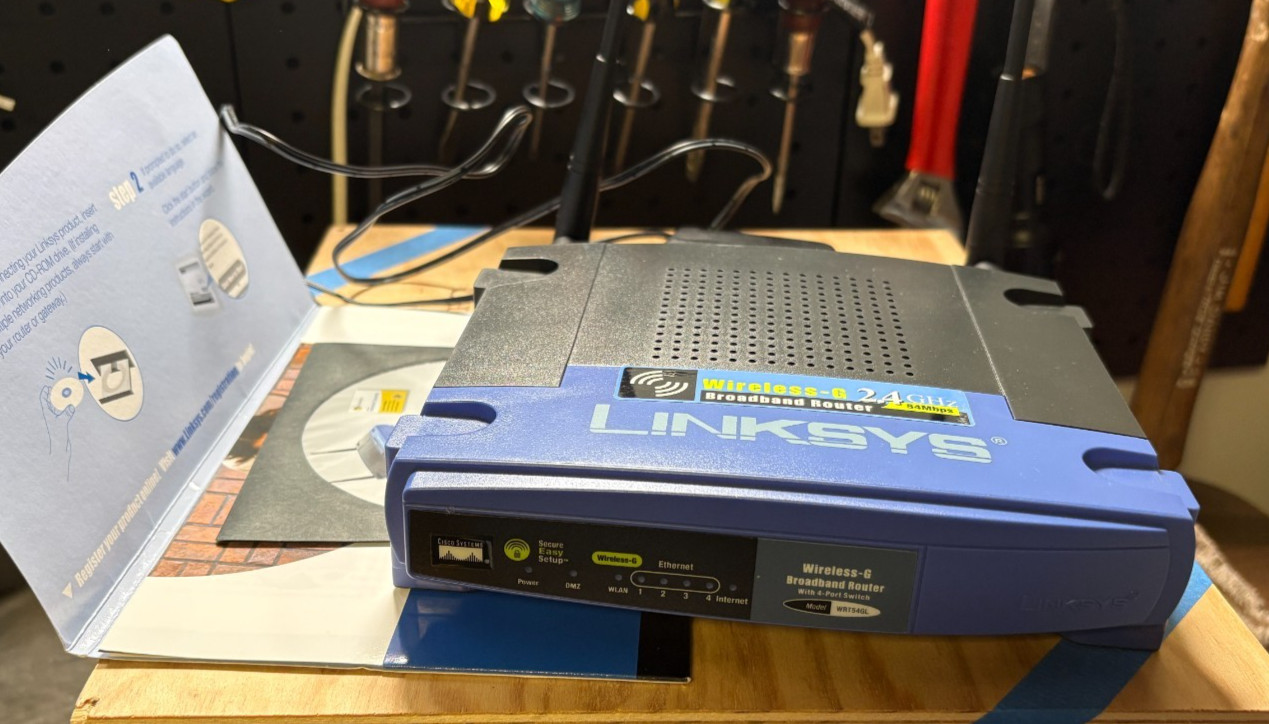 Linksys WRT54GL v1.1 Wireless-G Router - Linux / DD-WRT Ready (w/manual, CD)