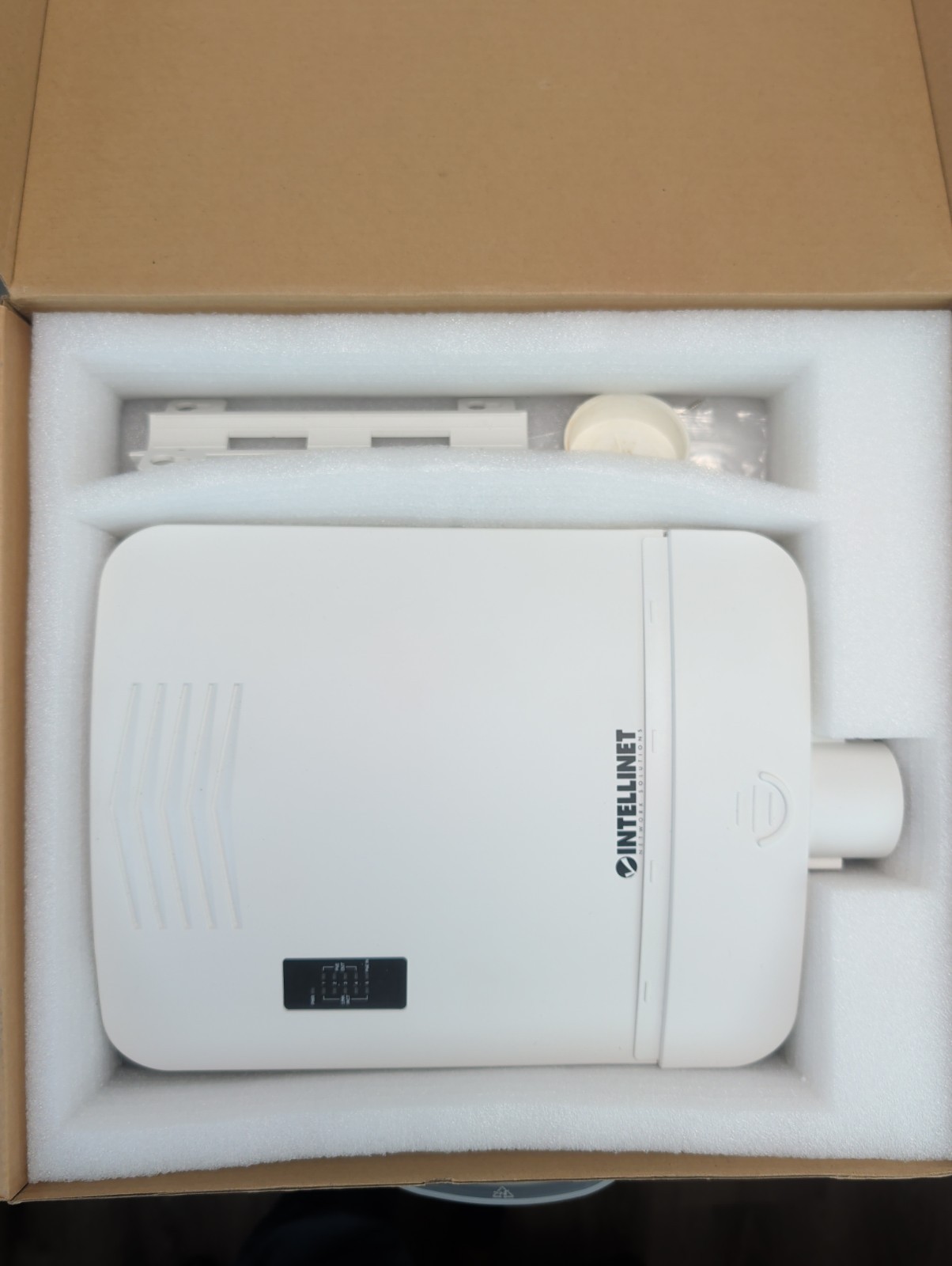 Intellinet Outdoor Weatherproof 5 Port GigabitSwitch PoE Passthrough 509220 L30