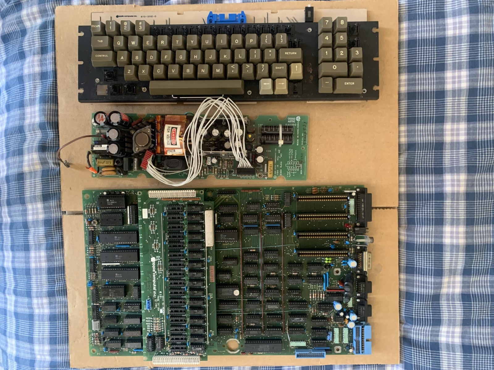 VINTAGE APPLE III COMPUTER FOR RESTORATION OR PARTS  [NOT WORKING MISSING PARTS]