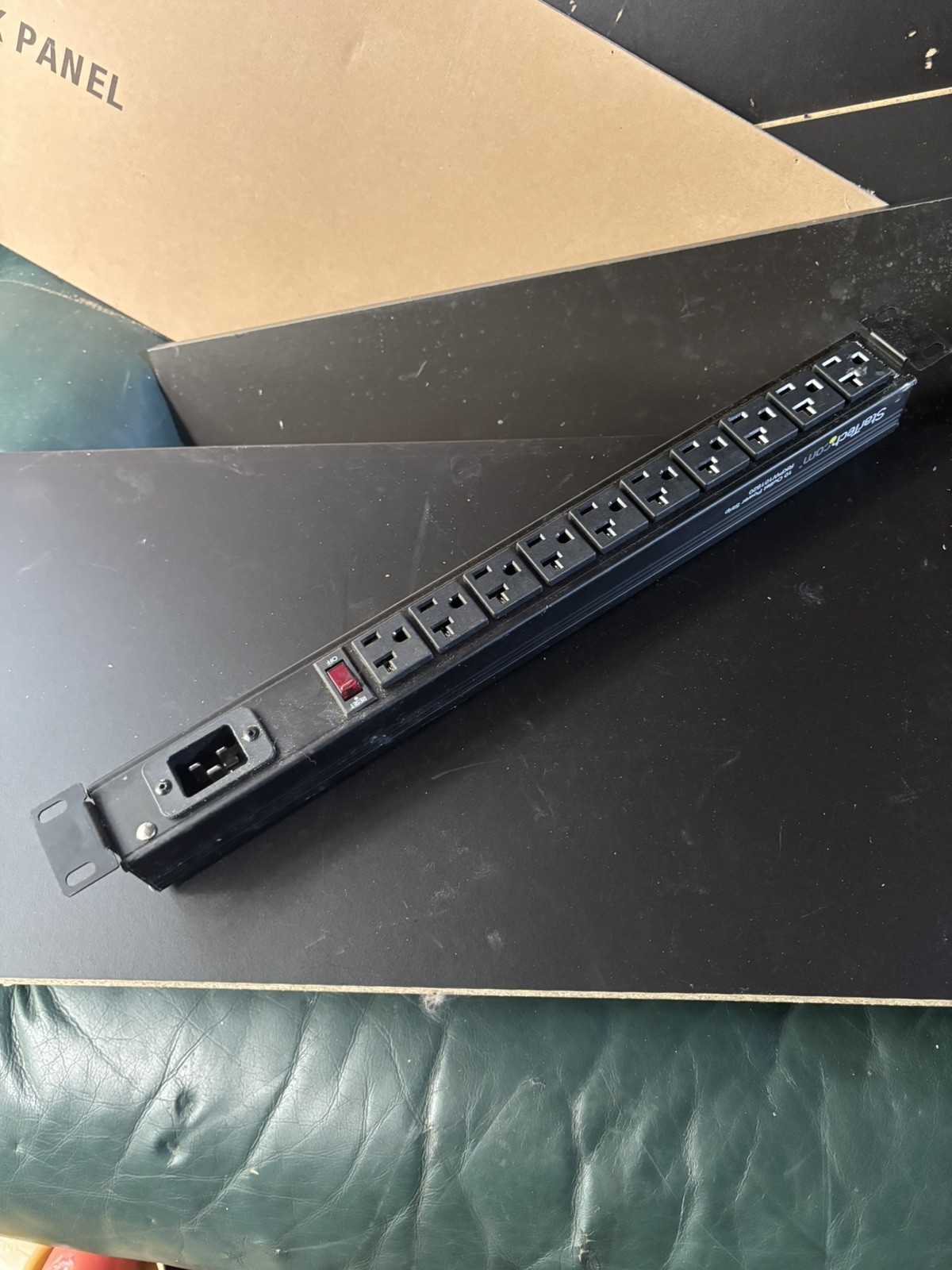 StarTech RKPW101920 - 10-Outlet Power Strip 125V/16 Amp - 19" Rackmontable