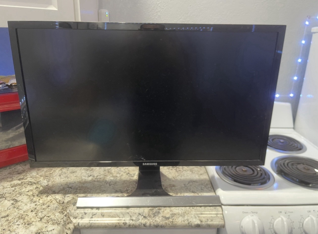 Samsung Computer Monitor HDMI 28inch  *HDMI cable included*