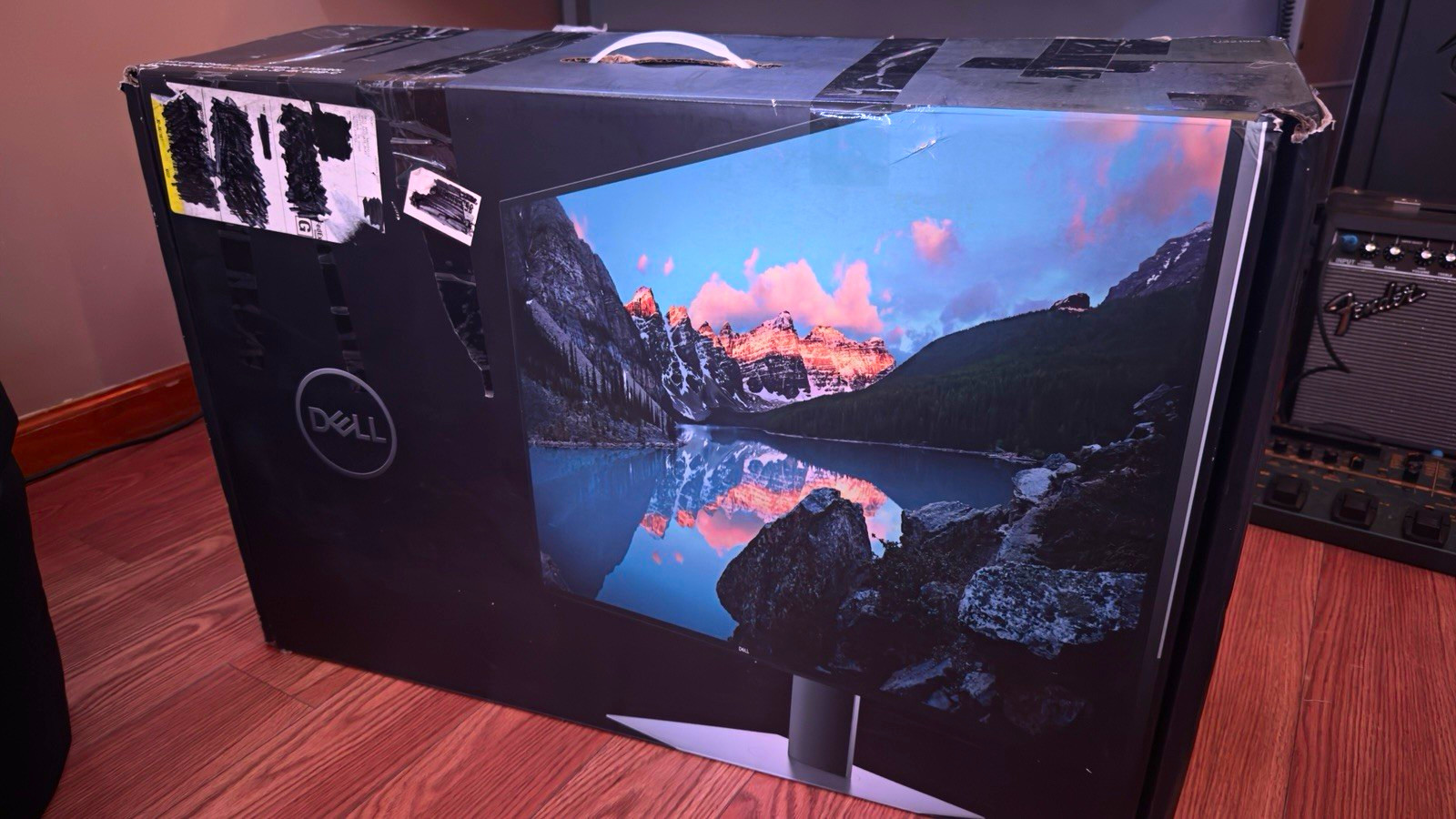 Dell UltraSharp U3219Q 32in 4K UHD LCD Monitor 60Hz HDMI DP (SMALL DAMAGE)