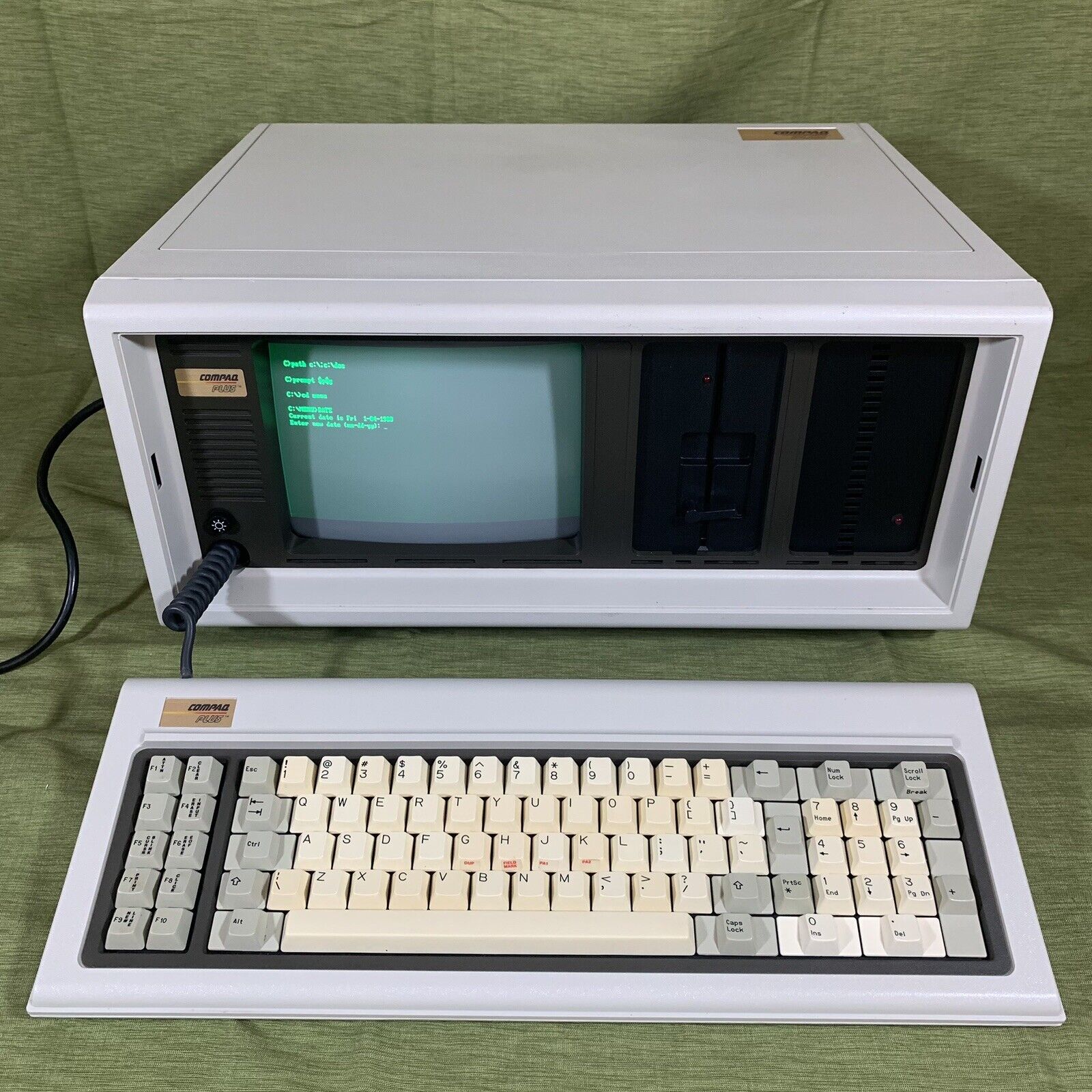 Vintage COMPAQ PLUS Model 101709 Portable Desktop Computer