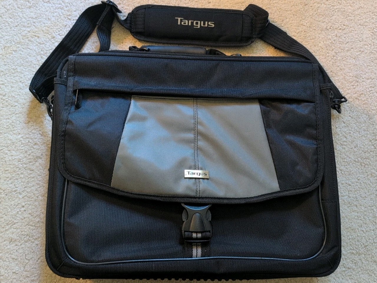 Targus 17” Blacktop Deluxe Laptop Case w/ Dome Protection Softside Brief Case