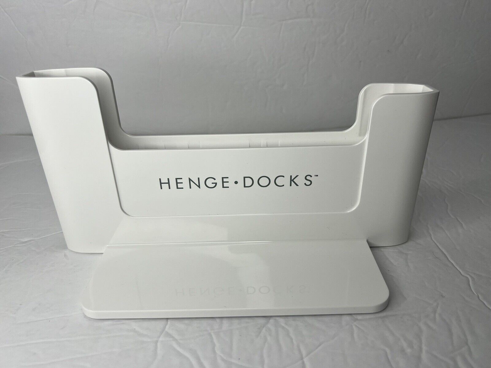 Henge Docks 15-inch MacBook Pro Dock HD01VB15MBP - Version B - With Accessories