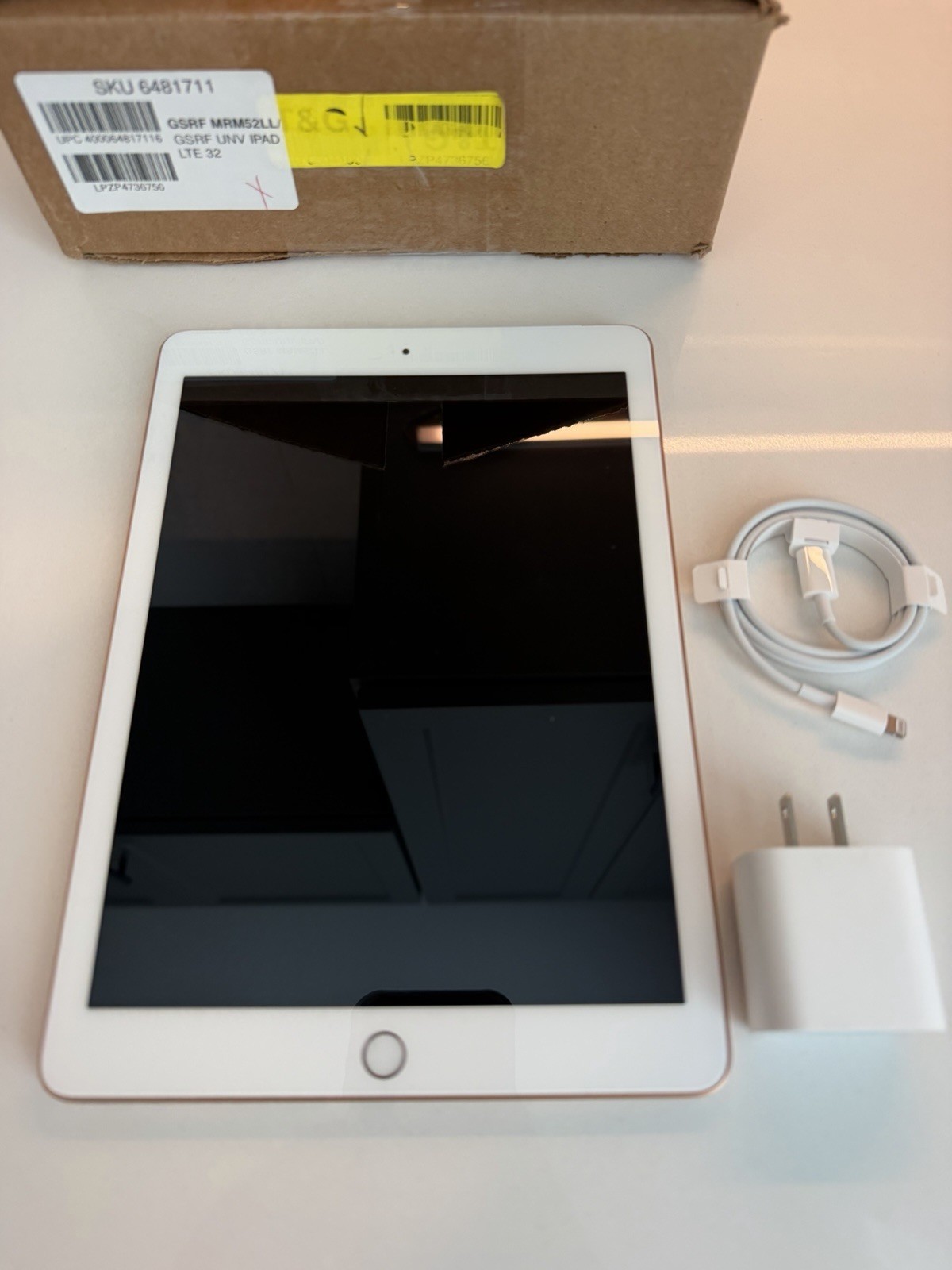 Apple iPad (6th Generation) A1954 32 GB, Wi-Fi + 4G, 9.7 in - Gold