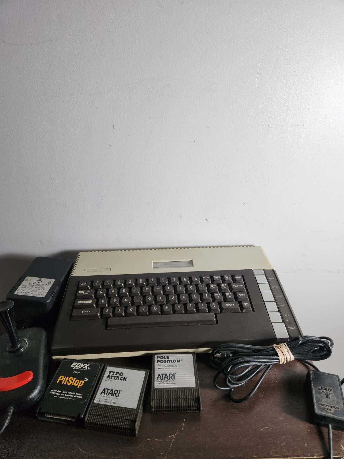 WORKING ATARI 800XL  W THREE GAMES AND MANUAL