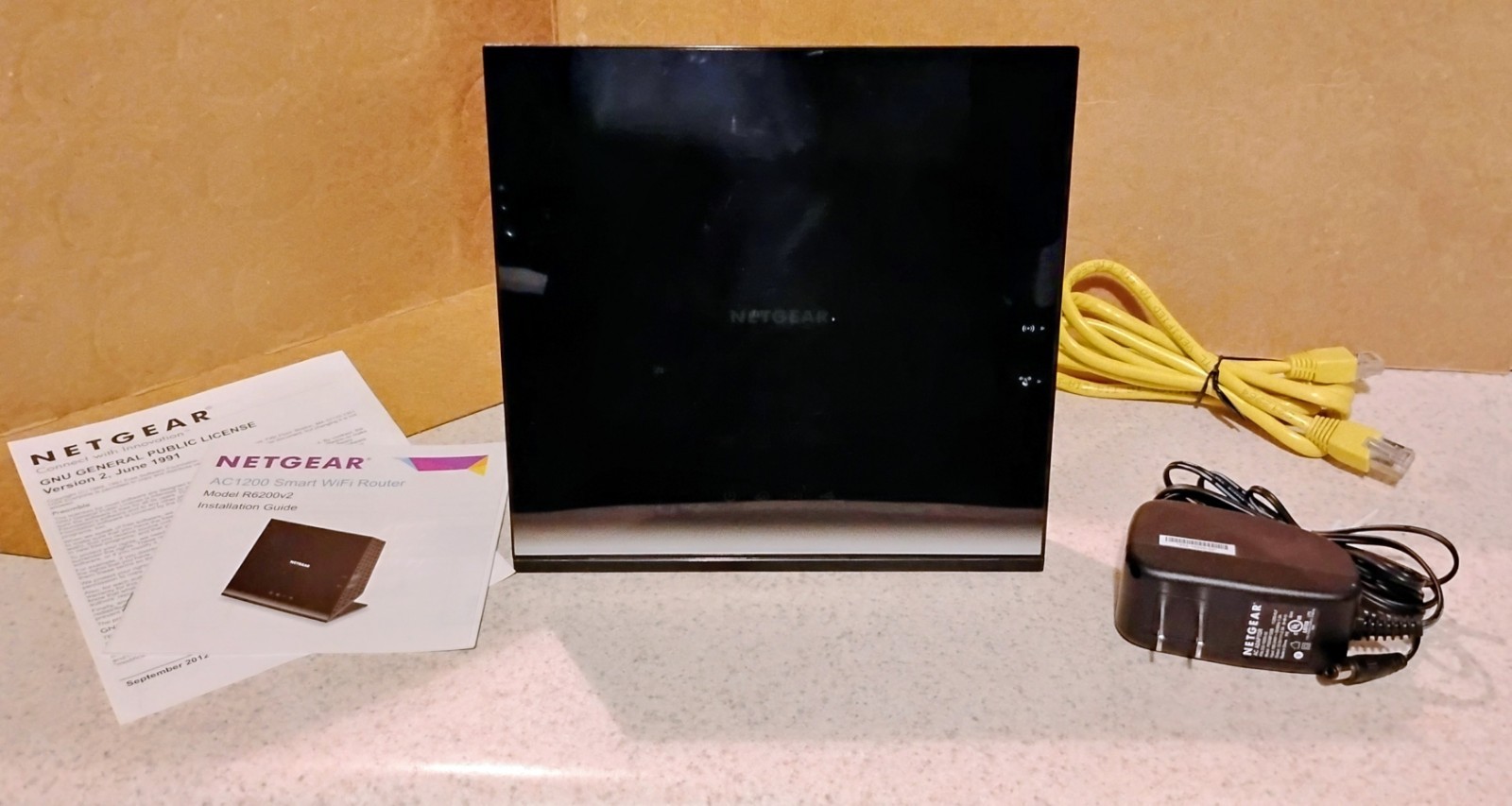 WiFi Router NETGEAR AC1200 Smart Model R6220v2 Good Working Condition