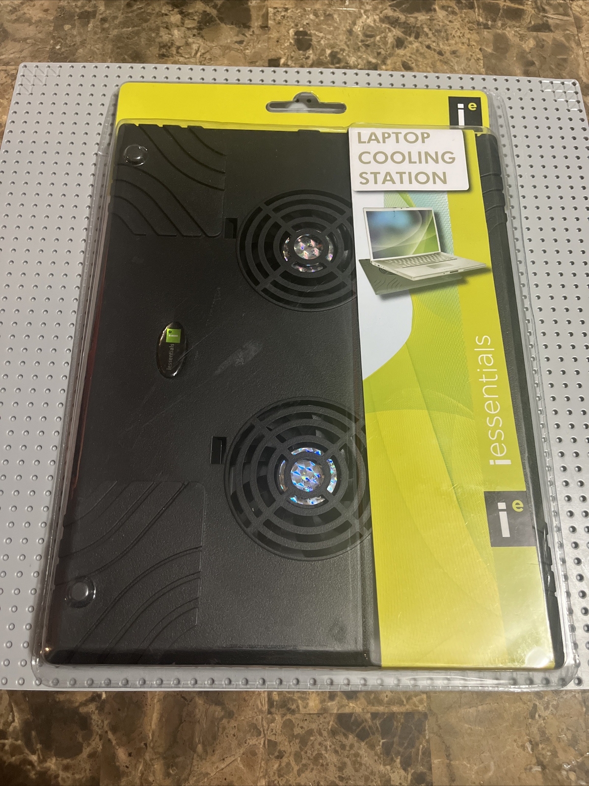 Laptop Cooling Station by iessentials