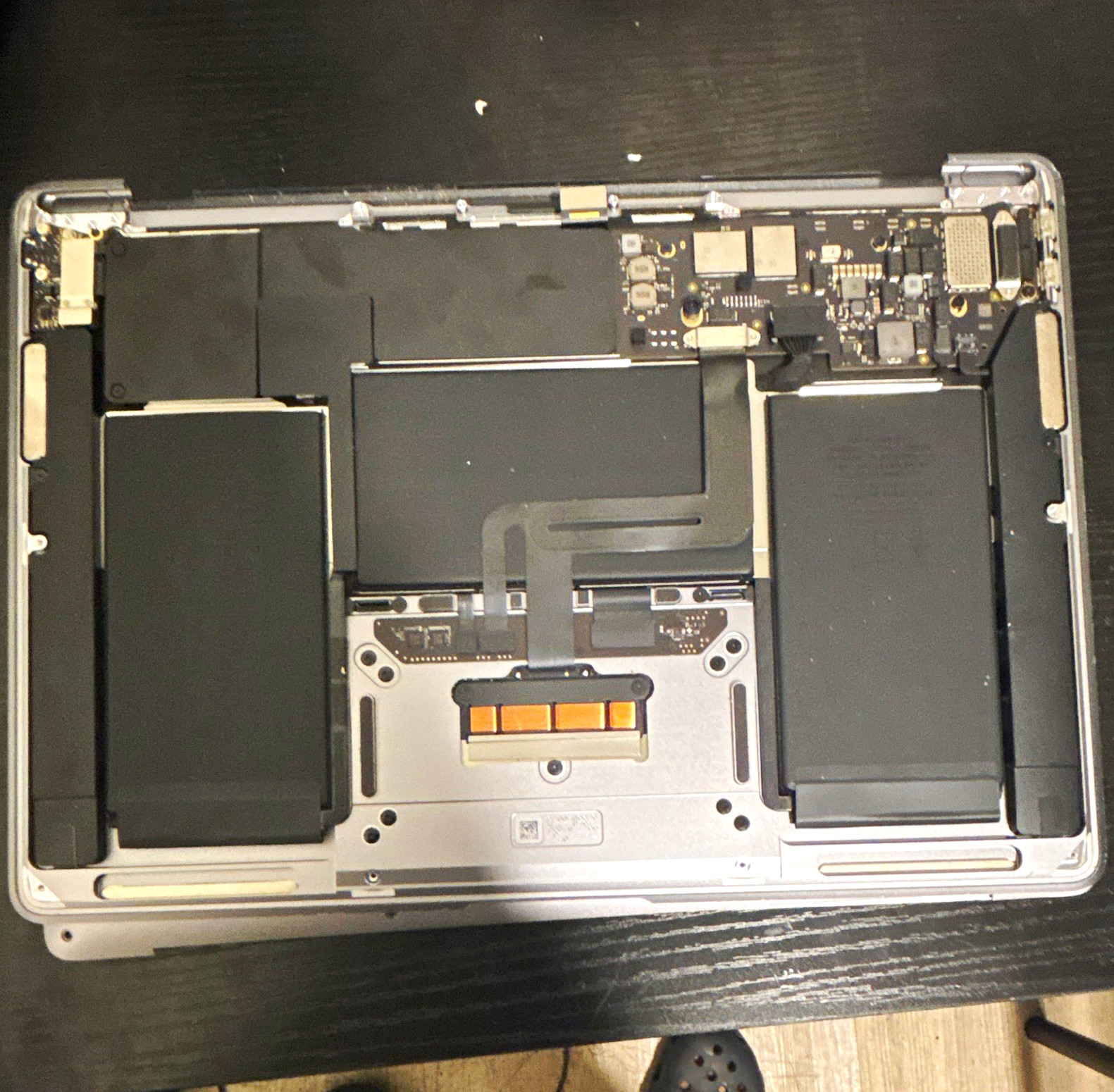 BROKEN MacBook Air 2020 m1 I no screen, Ic , and no antenna,