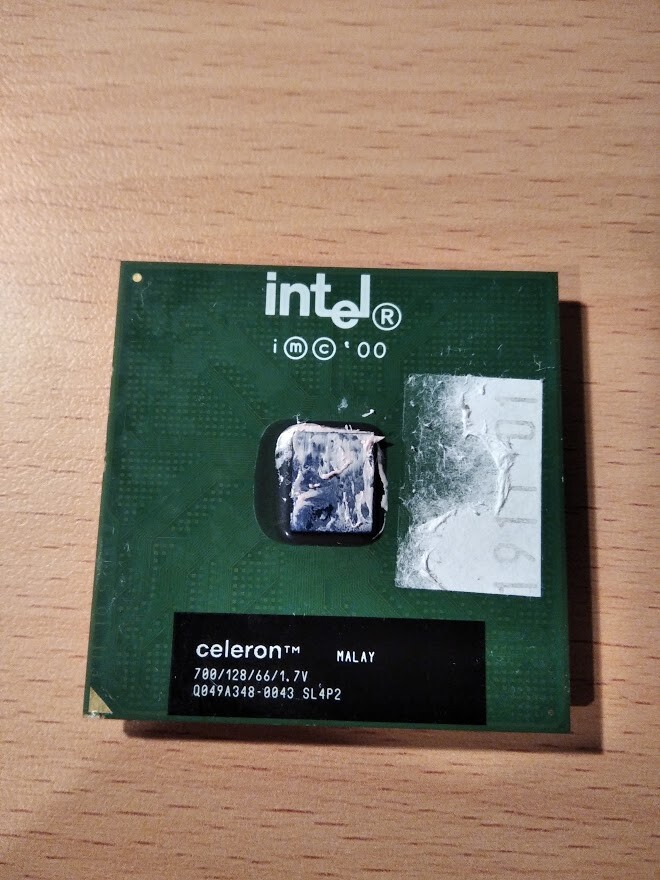 Intel SL4P2 Celeron 700/128/66/1.7V Socket 370 CPU