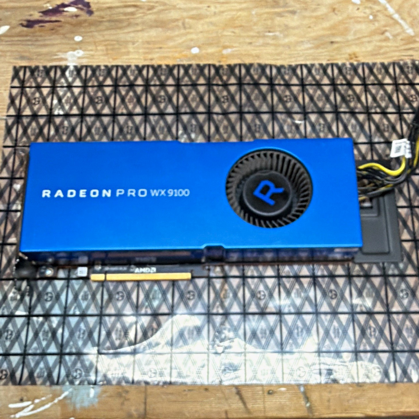 AMD Radeon Pro WX 9100 Graphics Card DP PCIe x16 8-Pin Fan/Heatsink