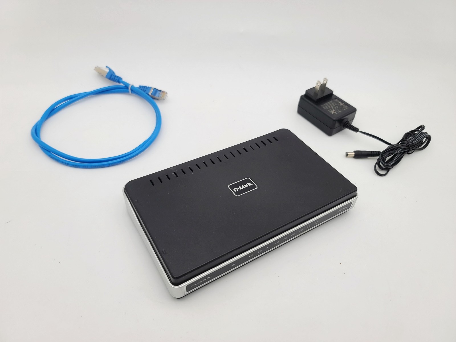 D-LINK DES-1108 8-PORT 10/100 DESKTOP EXTERNAL SWITCH W ADAPTER CABLE BUNDLE