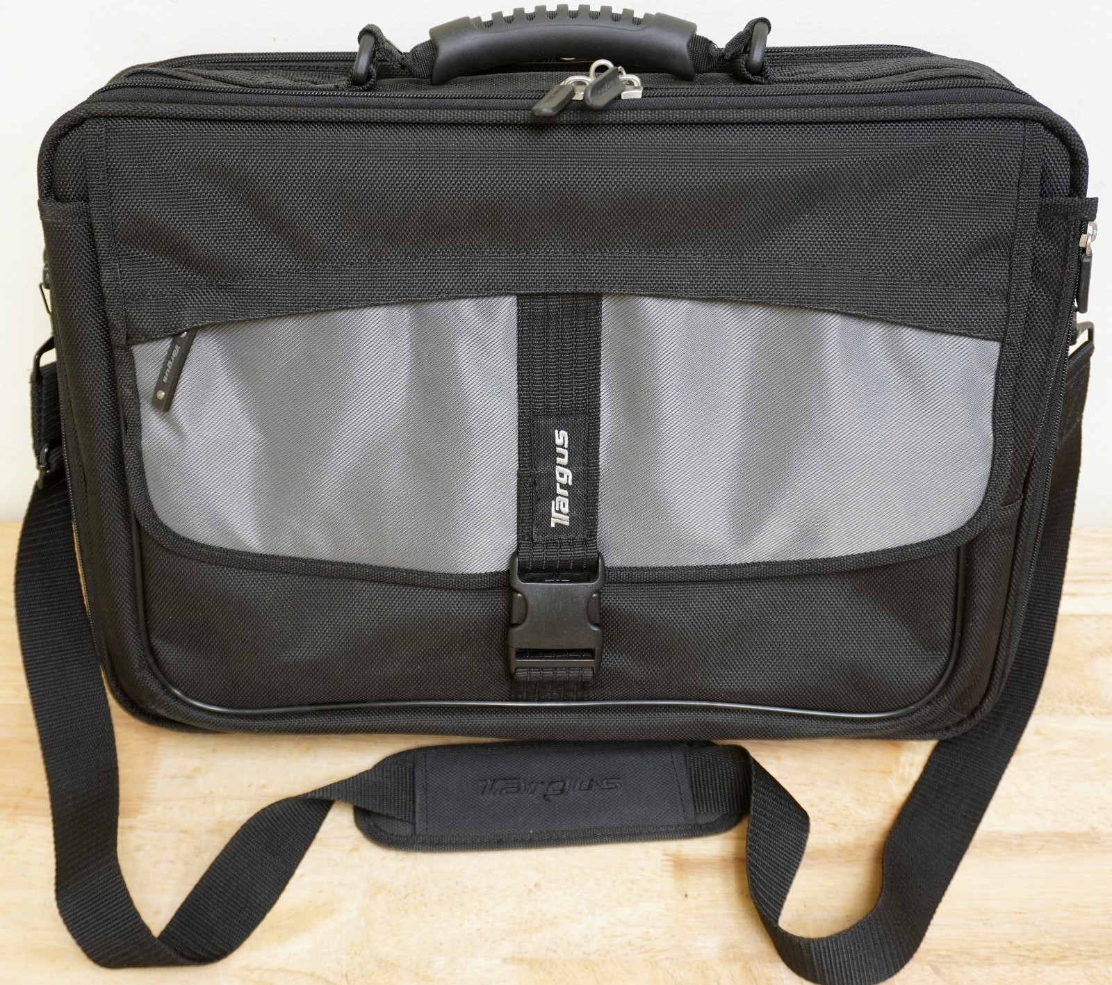 Targus Platinum Deluxe Laptop Computer Notebook Bag Case 17” CPT400-10