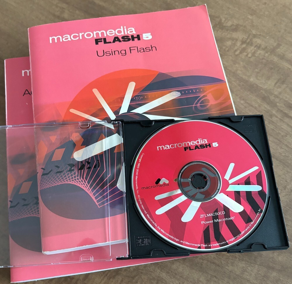 MACROMEDIA FLASH 5 for MAC - EDUCATION version, 2 books and install CD