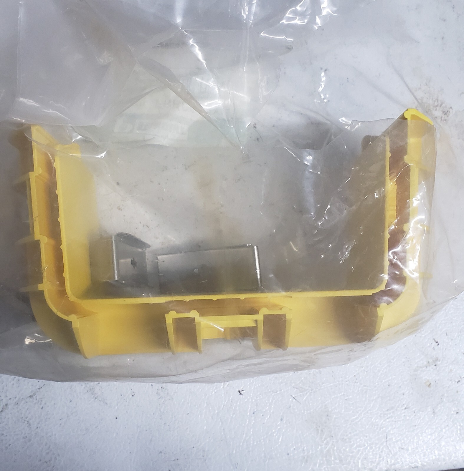 PANDUIT - FIBERRUNNER - QUIKLOCK COUPLER - 6x4 - YELLOW - FRBC6X4YL