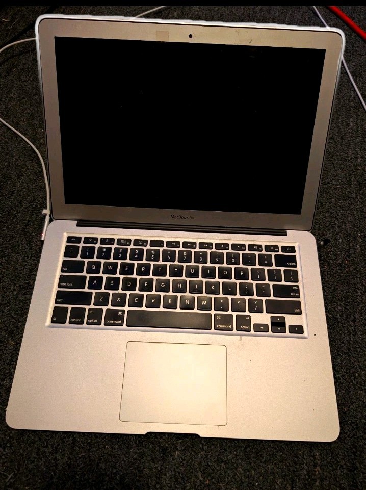 Apple MacBook Air 13" 2010 i5 1.6GHz 4GB 250GB Read Description For Buying