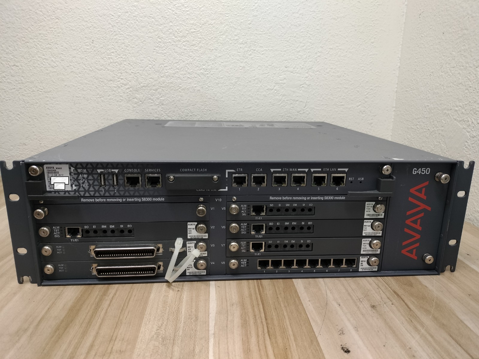 AVAYA G450 MB450 700432495 Media Gateway 4x MM710B, 1x MM717, 1x MM716, 1x MM720