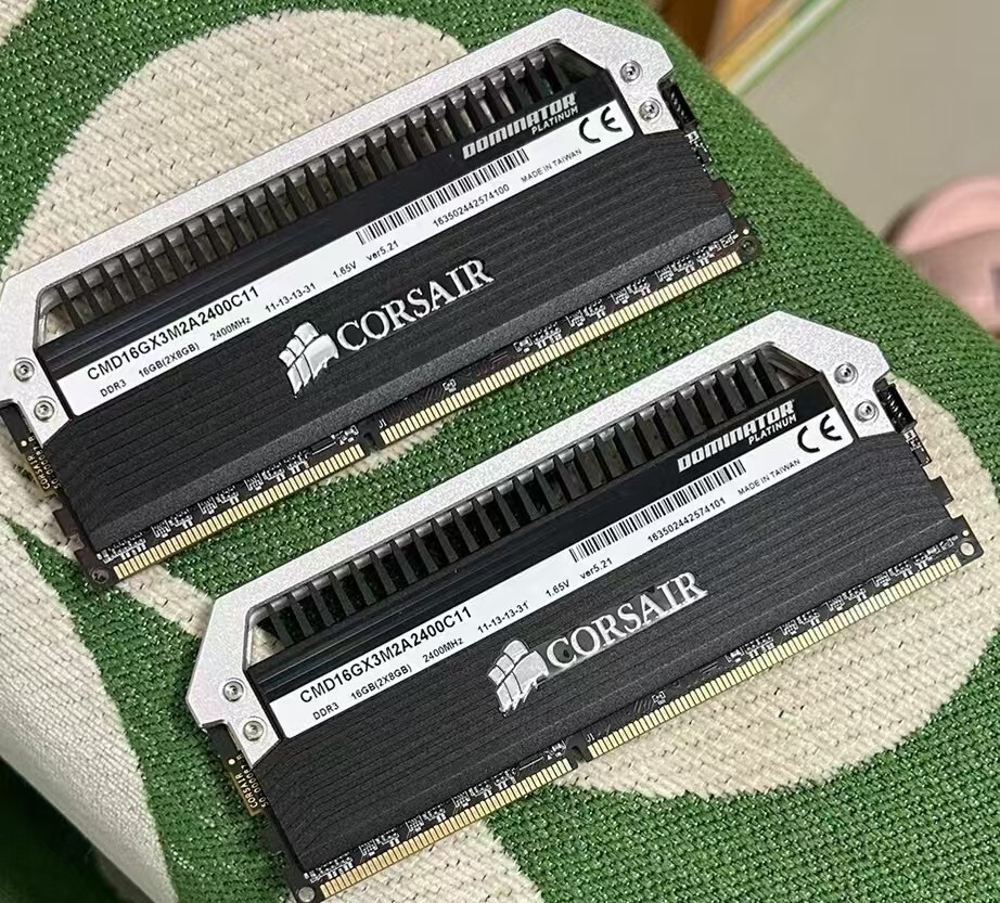CORSAIR 2 x 8GB DDR3 2400 Desktop DIMM RAM Dominator PLATINUM PC3-19200 C11 240p