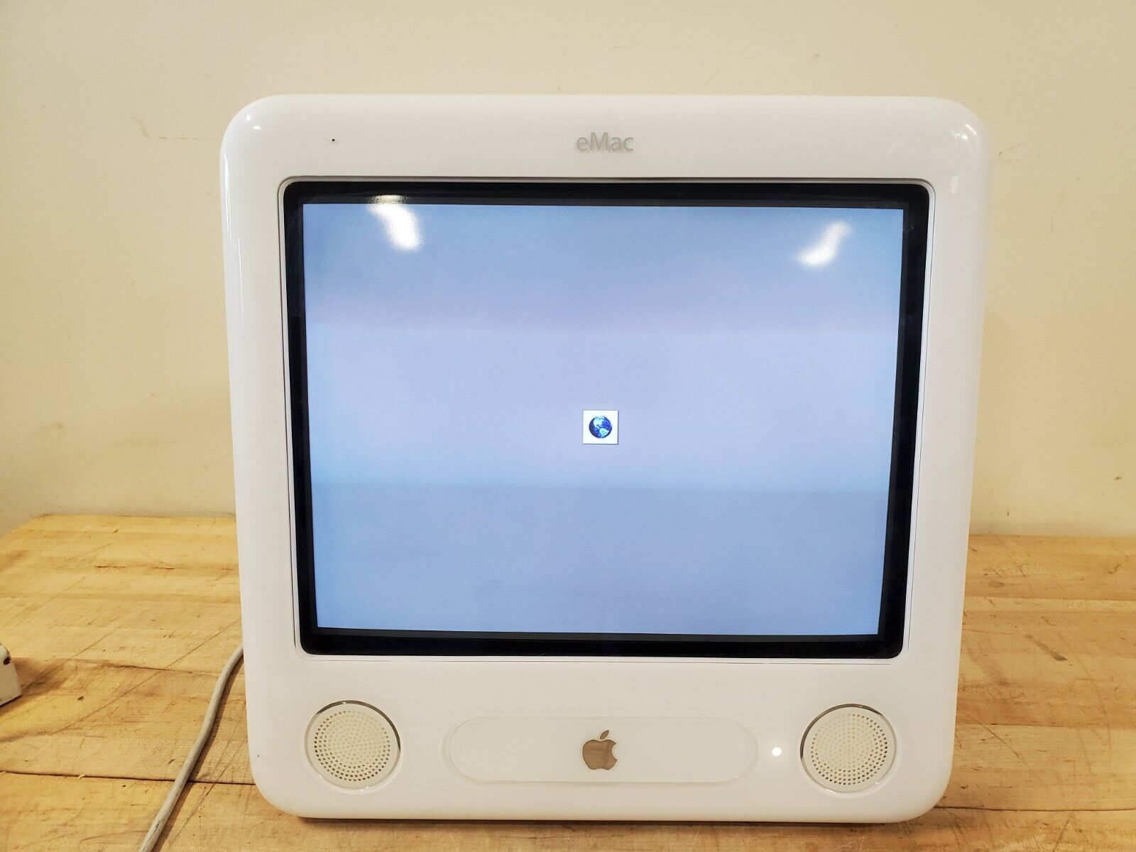 Apple eMac A1002 G4 - Turns On