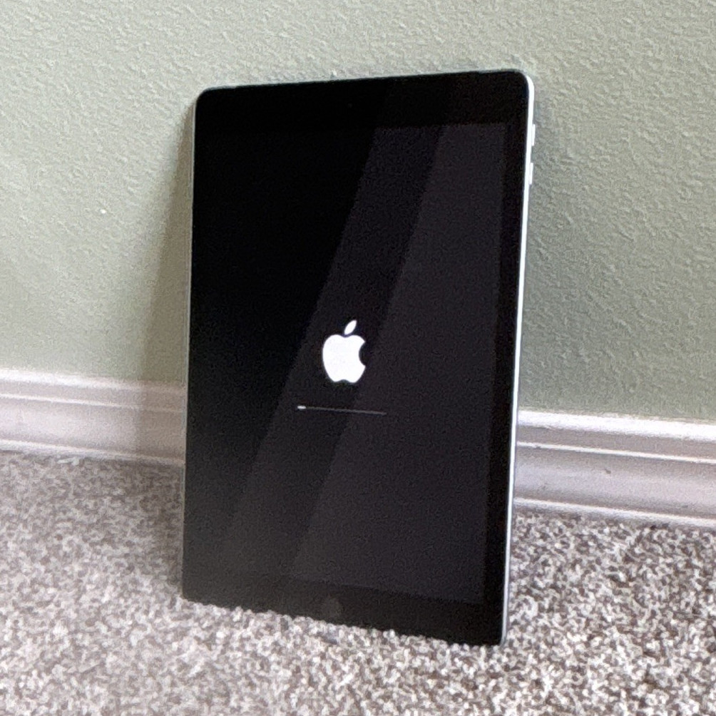 Apple iPad Tablet 9.7in 32GB Wi-Fi Silver - Apple iPad Series