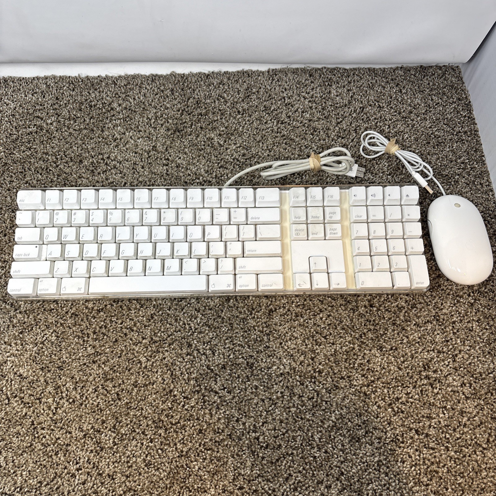 Apple A1048 Wired Keyboard, White, Includes Apple Wired Mighty Mouse A1152