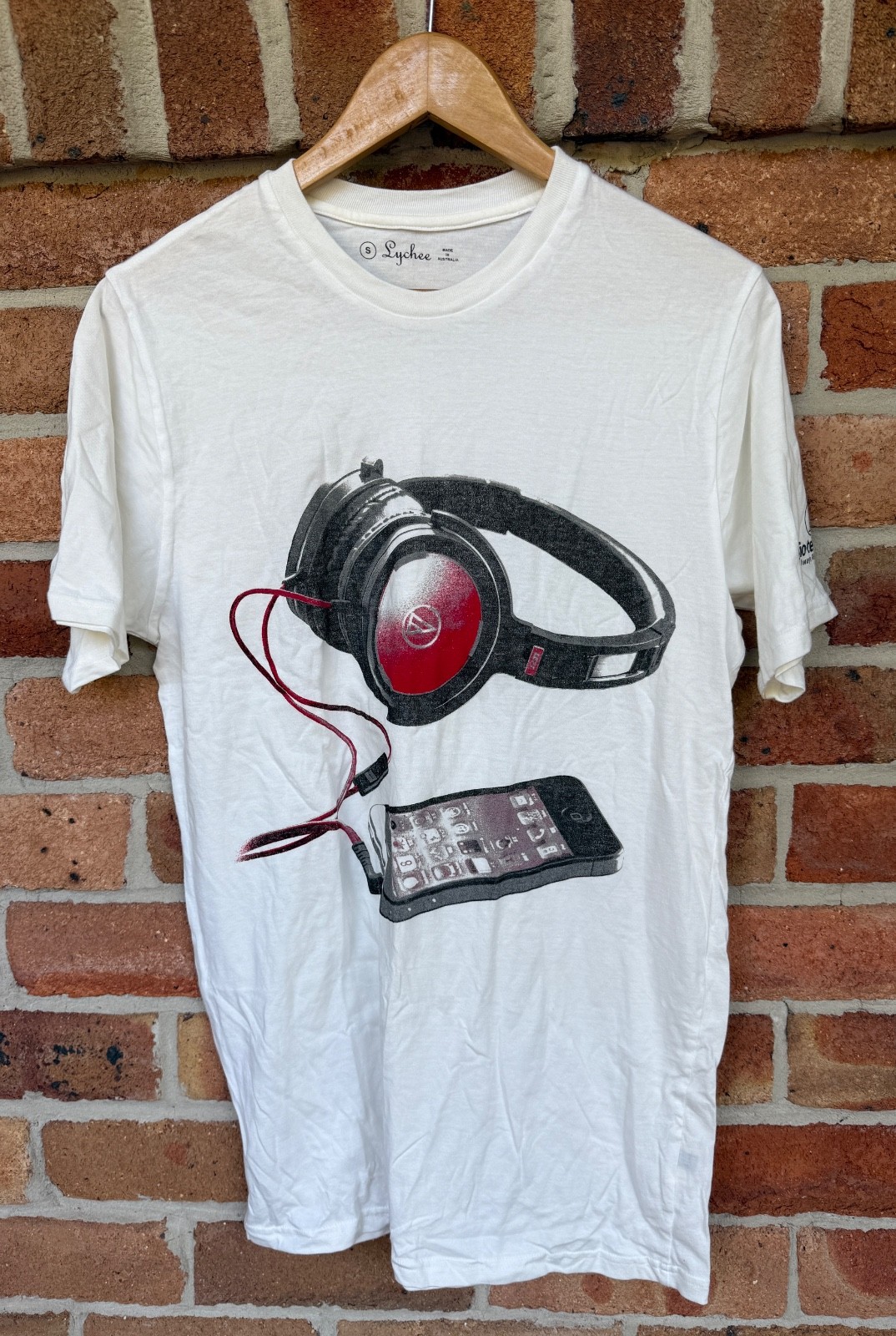 Audio Technica iPhone 4 and headphones  T-shirt vintage 2000s - never worn