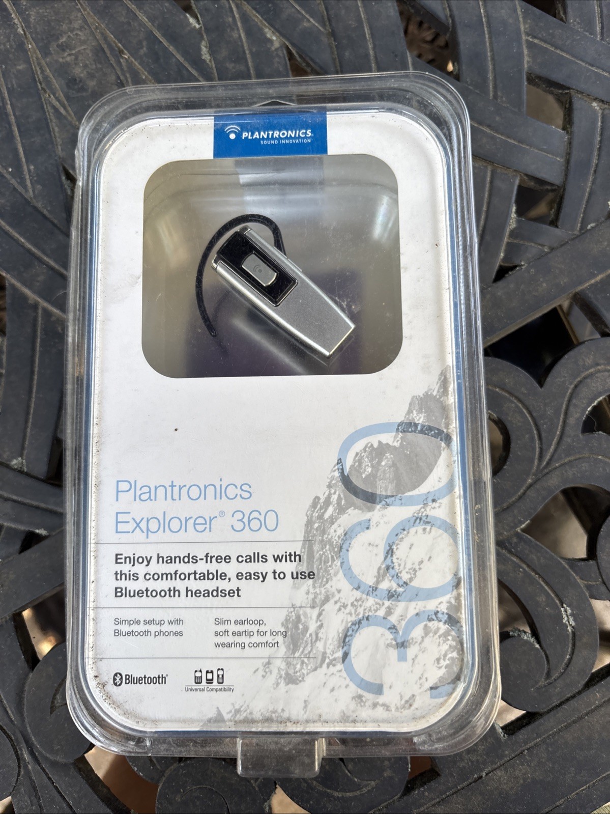 WORKING Pre-Owned GENUINE Plantronics Office Headset with Charging Case.
