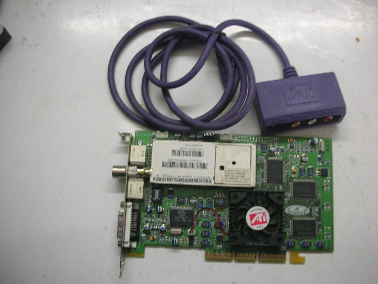 ATI Radeon Pn 109-73700-30 32mb AGP + Vid Adaptor
