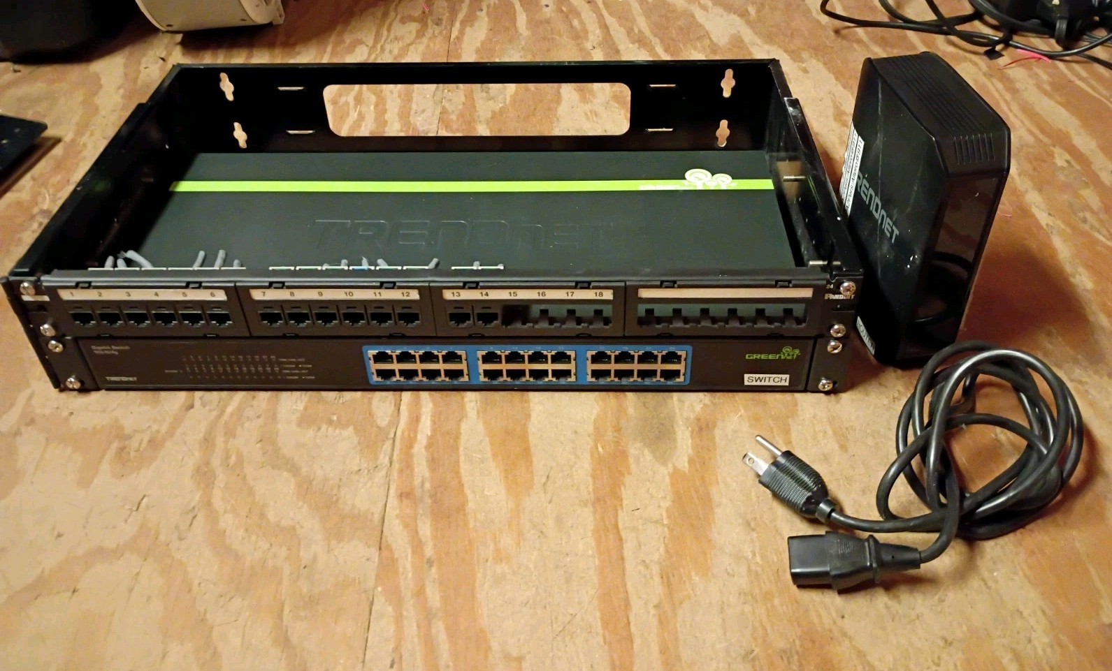 TRENDnet  TEG TEG-S24g24-Port Server Switch & TEW-813DRU ROUTER + RACK MOUNT