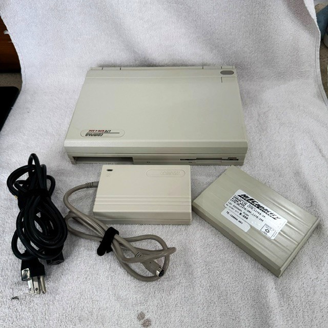 Compaq LTE Lite 4/33c Laptop & Carrying Bag, Charger - VINTAGE circa 1993, AS IS