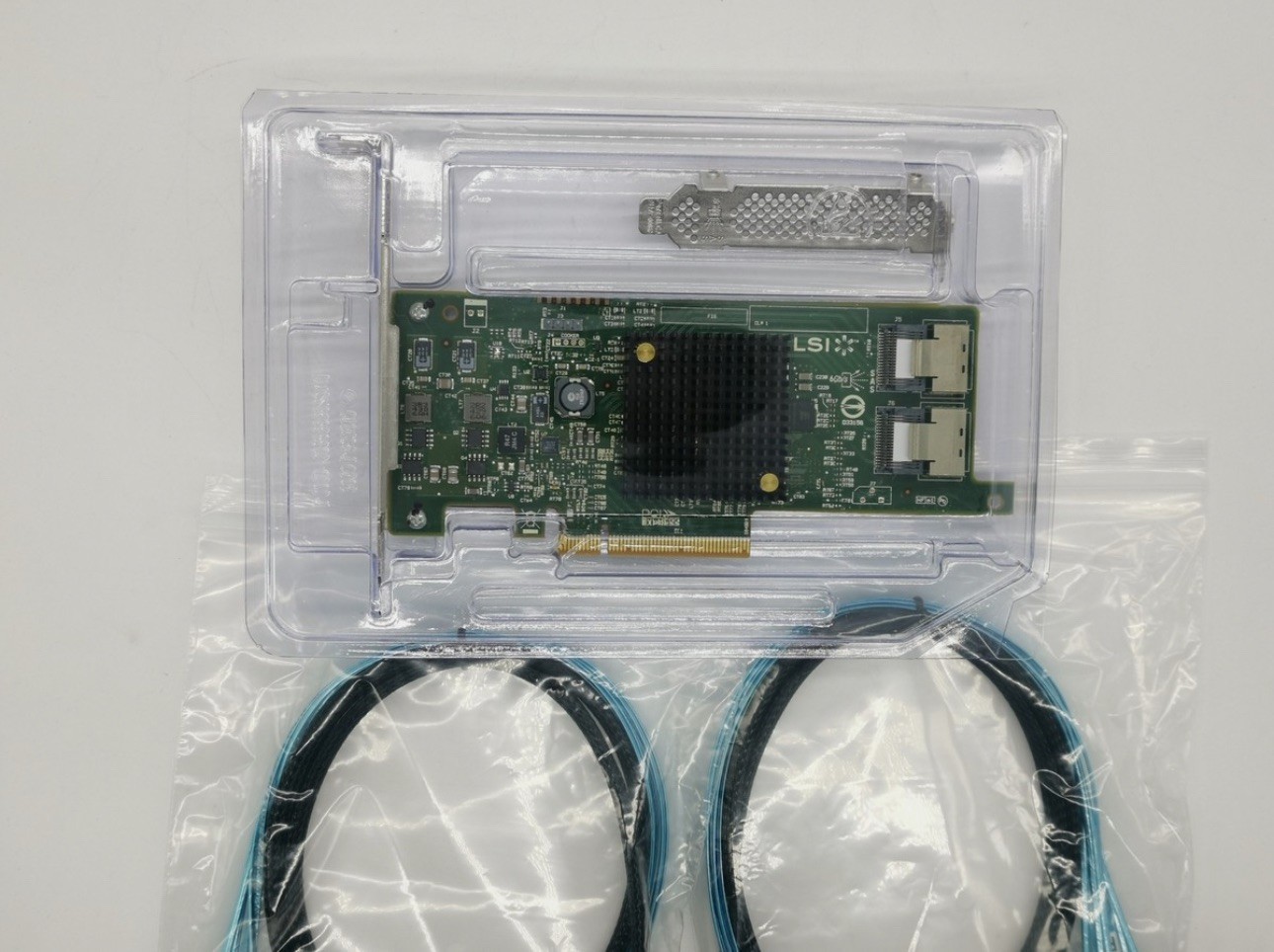 LSI 9207-8i SAS HBA 6Gbps PCIe 3.0 IT Mode + 2x SFF-8087 SATA Cables