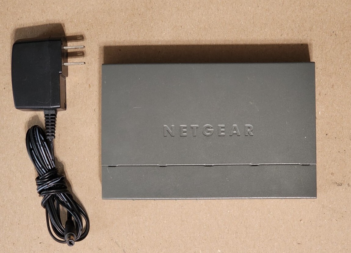 NETGEAR 8 PORT GIGABIT SWITCH - GS308v208 /w AC ADAPTER - WORKING