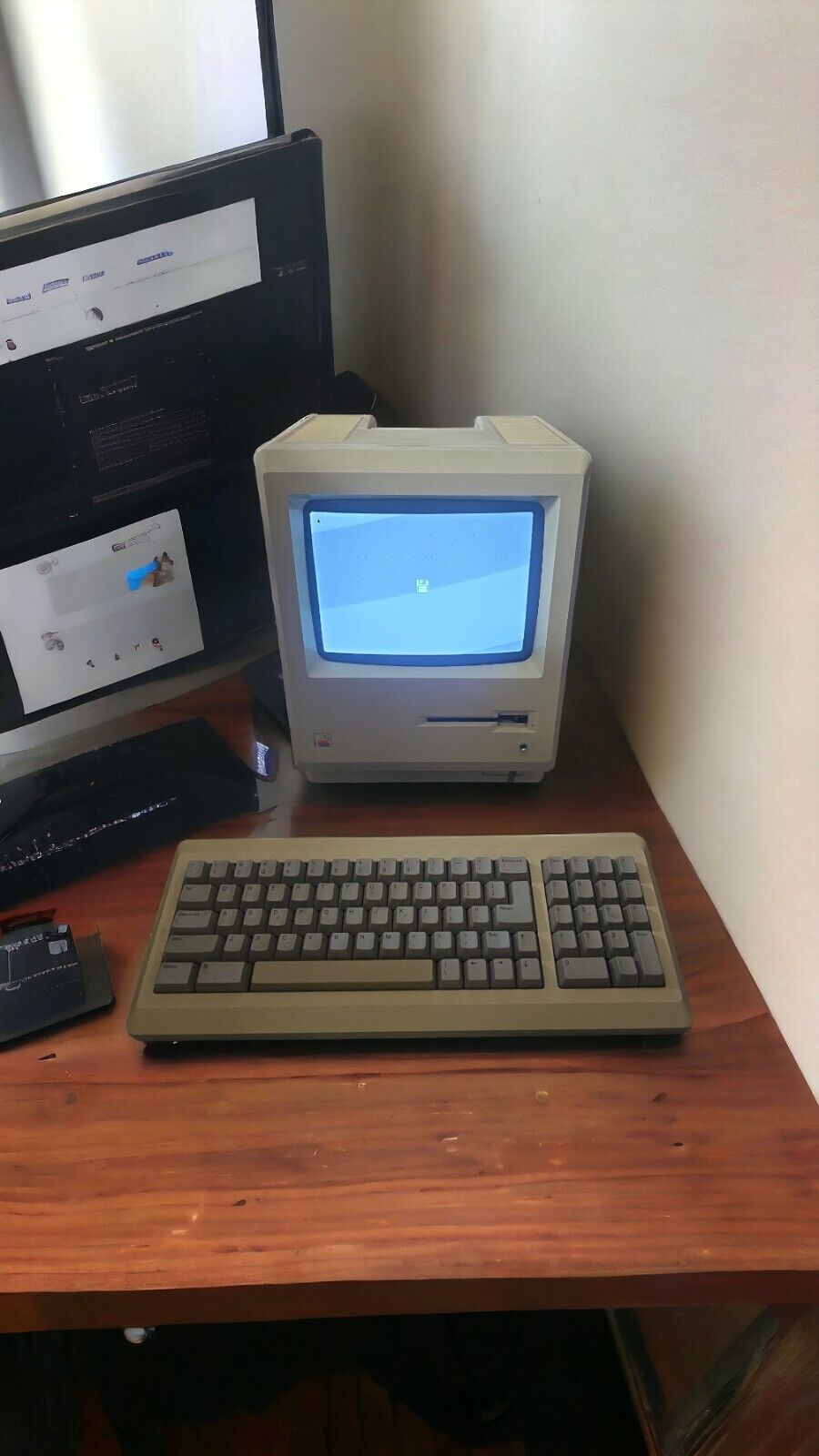 Apple Macintosh Plus 1Mb 60W 120VAC Desktop Computer With Keyboard. No Mouse.
