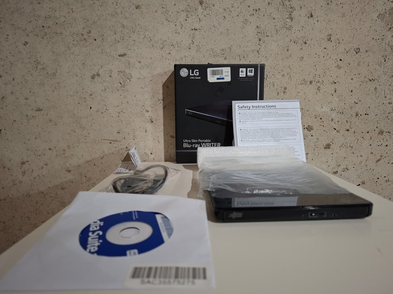 LG Ultra Slim Portable Blu-ray Writer Drive WP50NB40 Mac/Pc Compatible