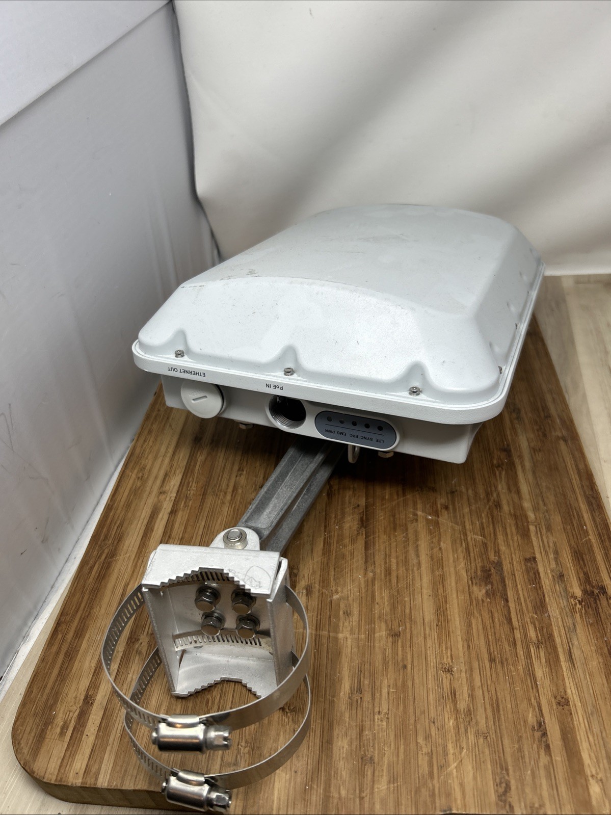 Ruckus Q910 LTE Outdoor Wireless Access Point P01-Q910-US02 & Mounting Arm 2
