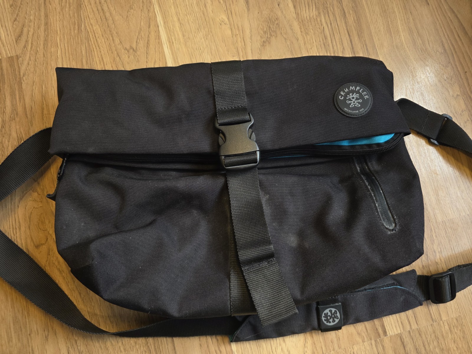 Crumpler The Pinnacle of Horror Laptop Shoulder Bag