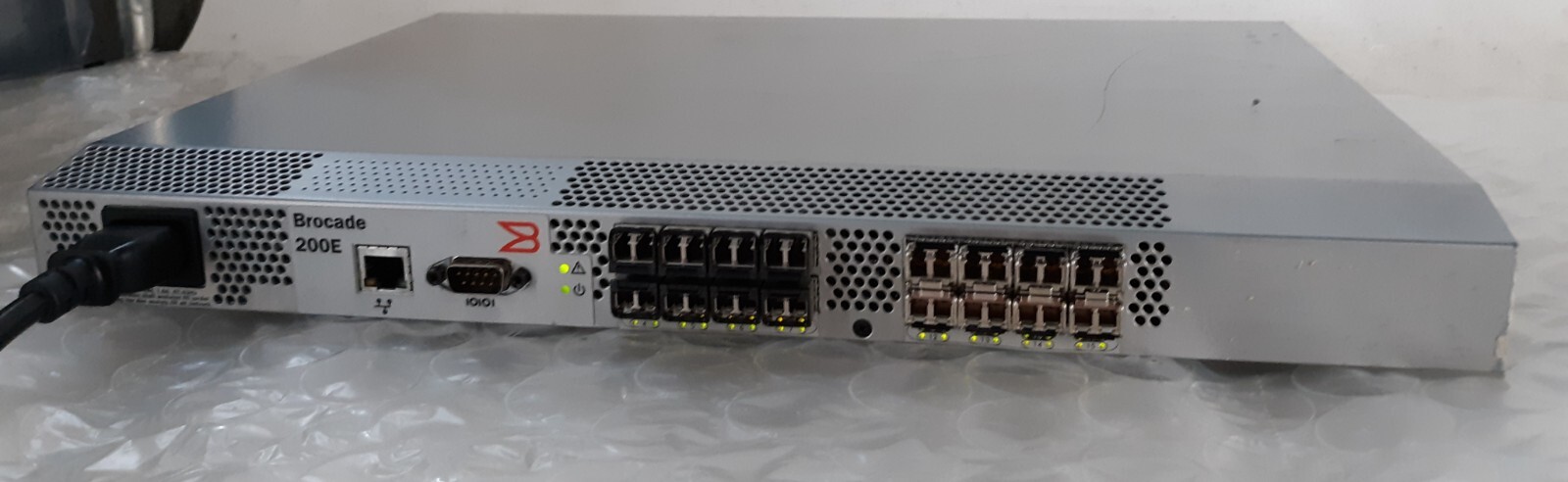 Brocade 200E BR-200E-R0001 80-0202114-06 Fibre Channel Switch w/ 16x SFPs + Cord