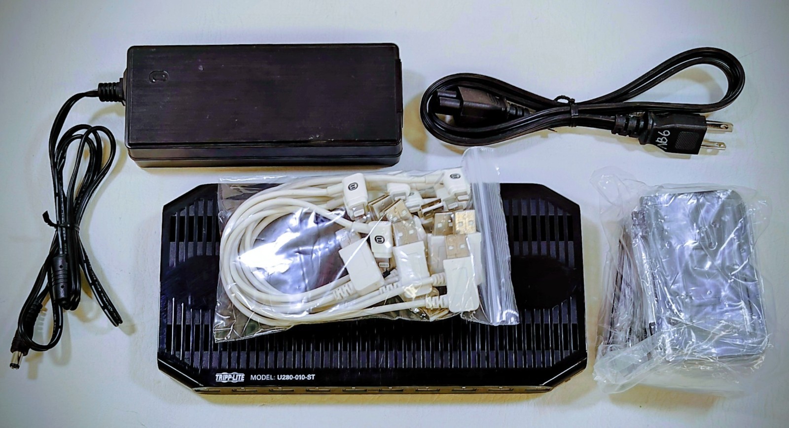 Tripp Lite 10-Port USB Charging Station Adjustable U280-010-ST w/ 10 Apple 8-Pin