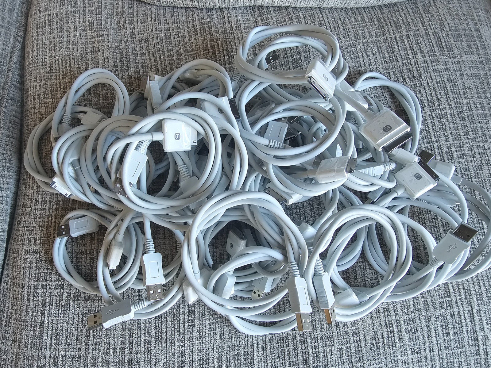 Lot of 30 Thick 2.5 Ft 30 Pin USB Data Charging Cable For Old Apple iPad iPhone