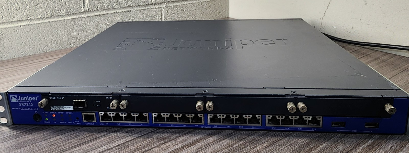Juniper Security Gateway SRX240 16Port 1000Mbits Managed