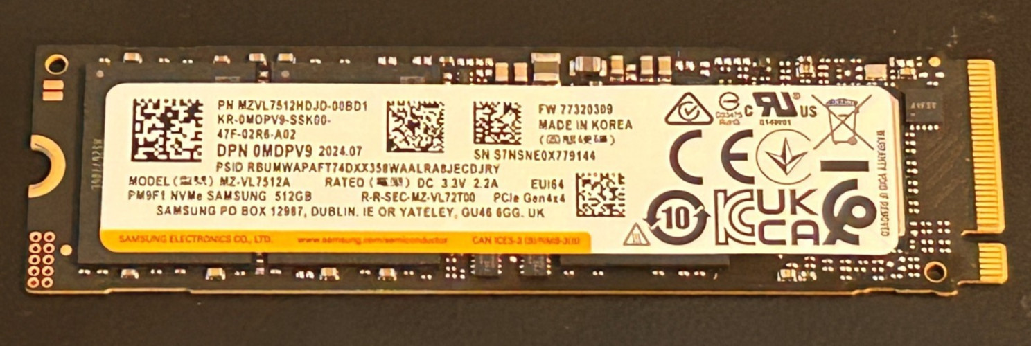 One Samsung 512 GB PCIe Gen4 * 4 NVMe SSD Tested with Clam Shell