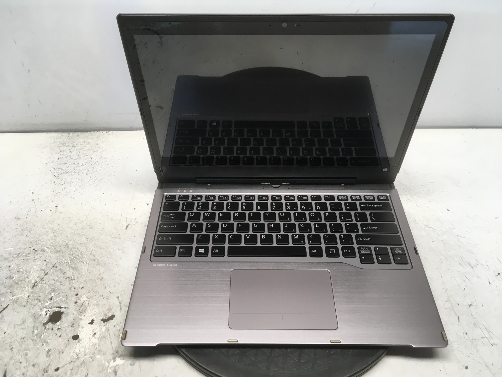 Fujitsu LifeBook T935 Intel i5-5300U 2.3GHz 8 GB NO HDD No Batt