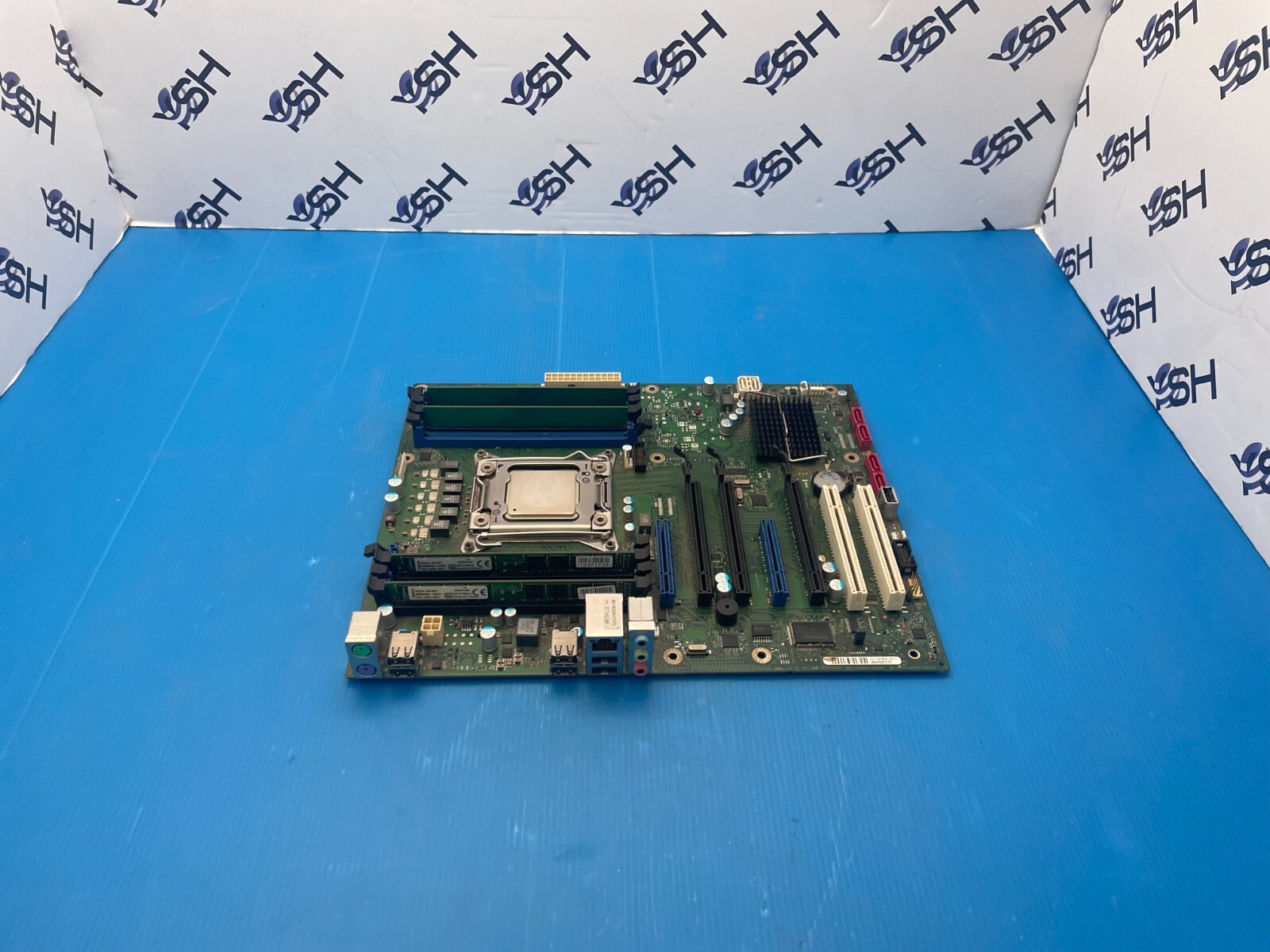 Fujitsu D3128-B25 GS 1 Intel C600 Sockel 2011 ATX Mainboard Used.