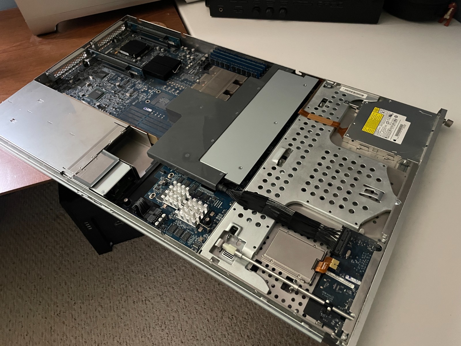 Apple Xserve 2009 (EMC 2279) – Dual 2.26GHz Quad-Core Xeon, 8GB RAM, RAID Card