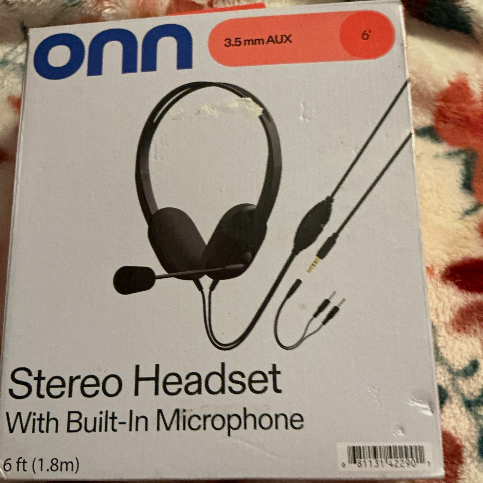 onn. 3.5mm Wired Stereo Headset Boom Mic Volume Control 6ft Cable Black