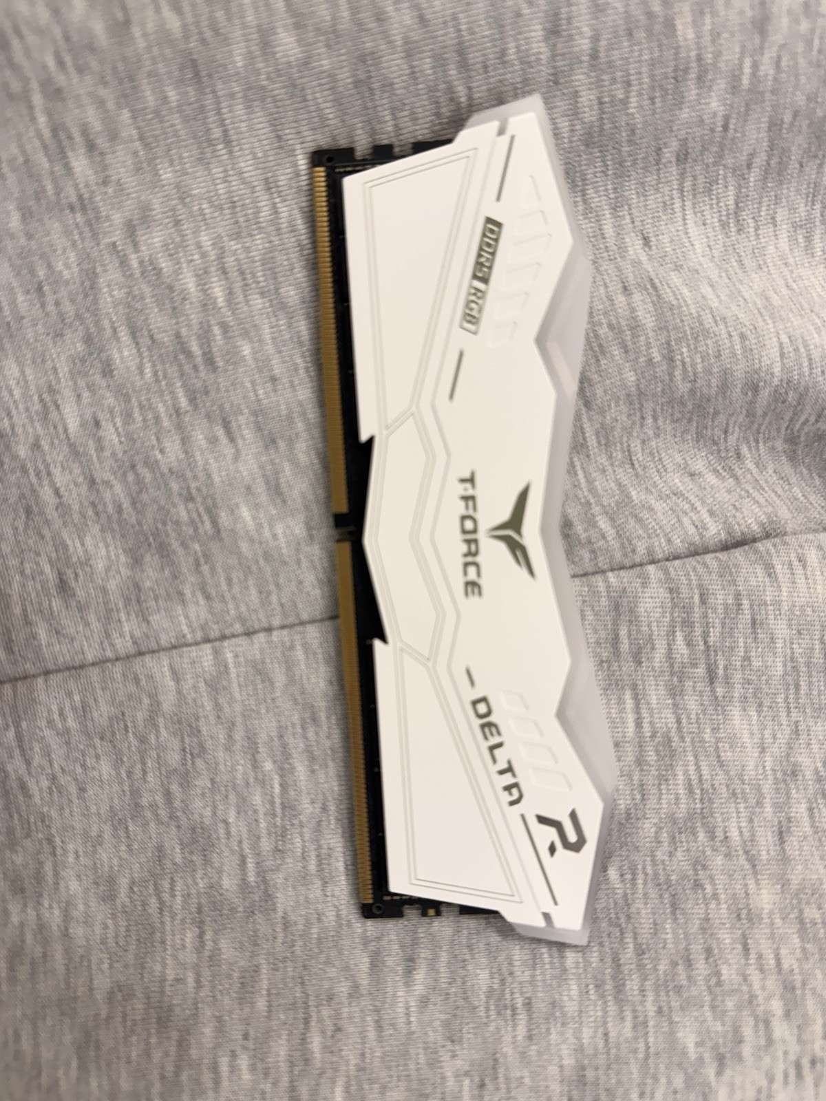 TEAMGROUP T-Force Delta RGB 32GB (1×16GB) DDR5-6400 CL30, White, 1.4V