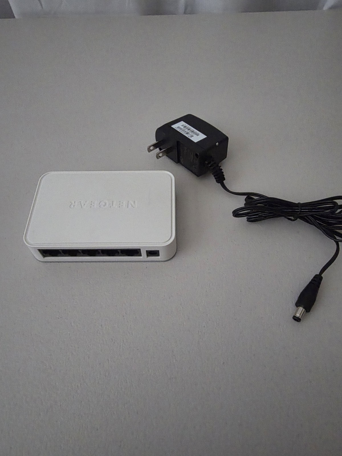 Netgear 5-Port Gigabit Ethernet Switch GS205v2 High-Speed Network Hub WITH CORD