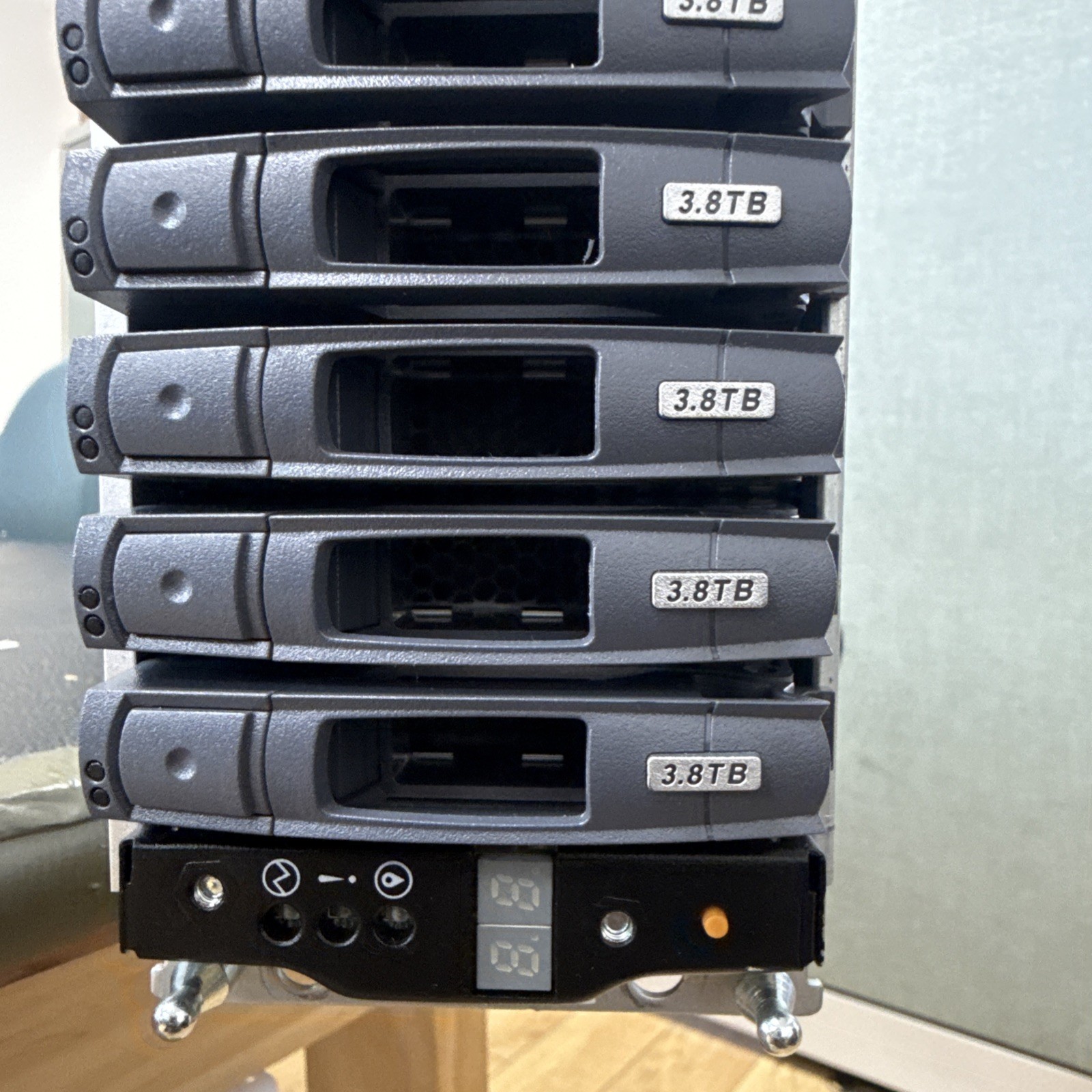 NetApp NAJ-1501 | 24 Bay 2.5" SAS Hybrid Array 2x Controller 24x 3.8TB 