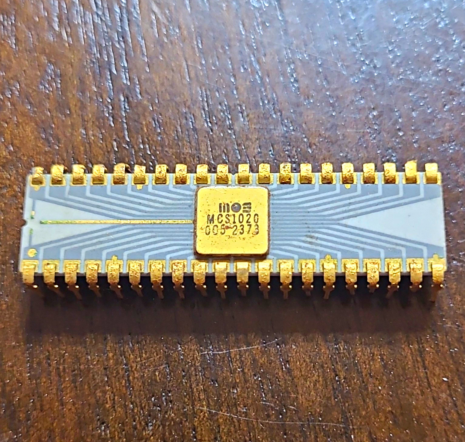 MOS MCS1026 Vintage Ceramic Chip - missing multiple legs (BO)